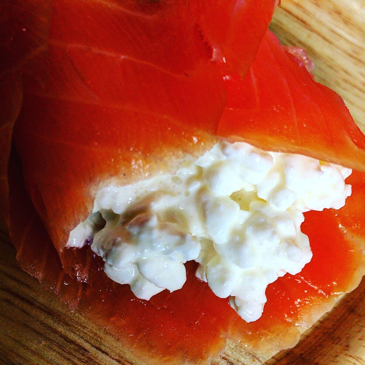 Geräuchter Lachs mit körnigem Frischkäse.