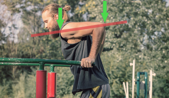 Am untersten Punkt eines Dips sollte die Schulter etwas tiefer als deine Ellenbogen sein.